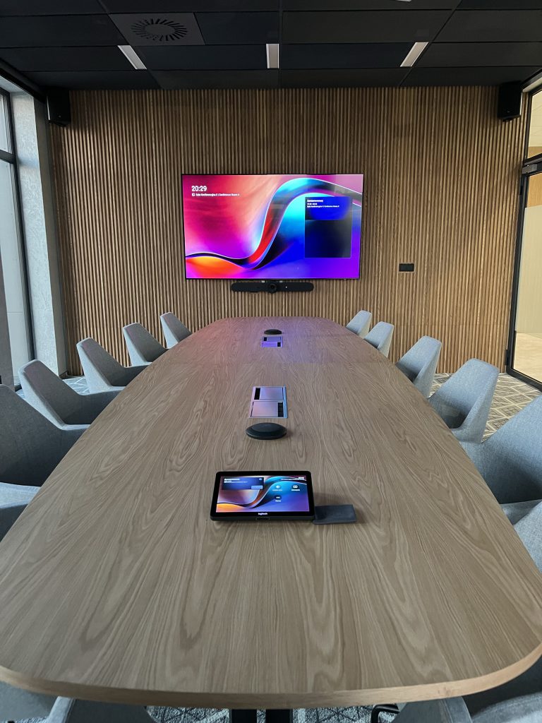 Jak wybrać system audiowizualny do sali konferencyjnej? 7 kluczowych aspektów, które musisz znać 7 IMG 5744