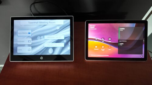 Native Room Systems vs BYOD: Jak uniknąć ukrytych kosztów i długu technologicznego w 2026 roku? 2 Dwa tablety w sali konferencyjnej